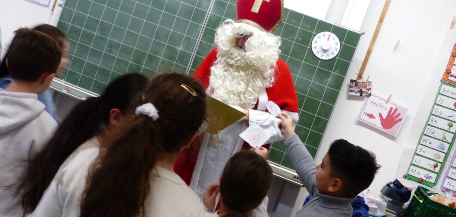 Sinterklaas ontvangt brieven in klas 2b