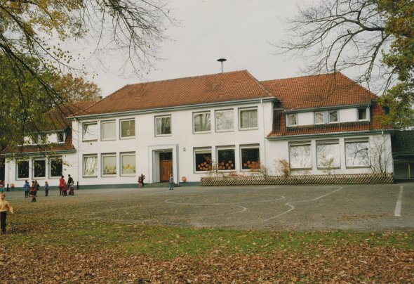 Budynek szkoły w latach 90.