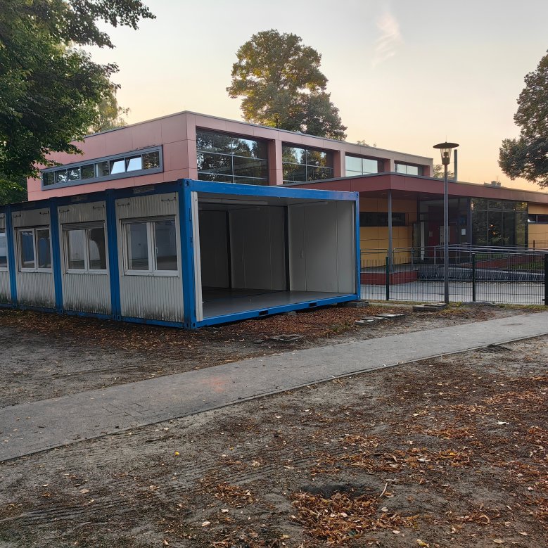 Apenas metade das salas de aula no pátio da escola