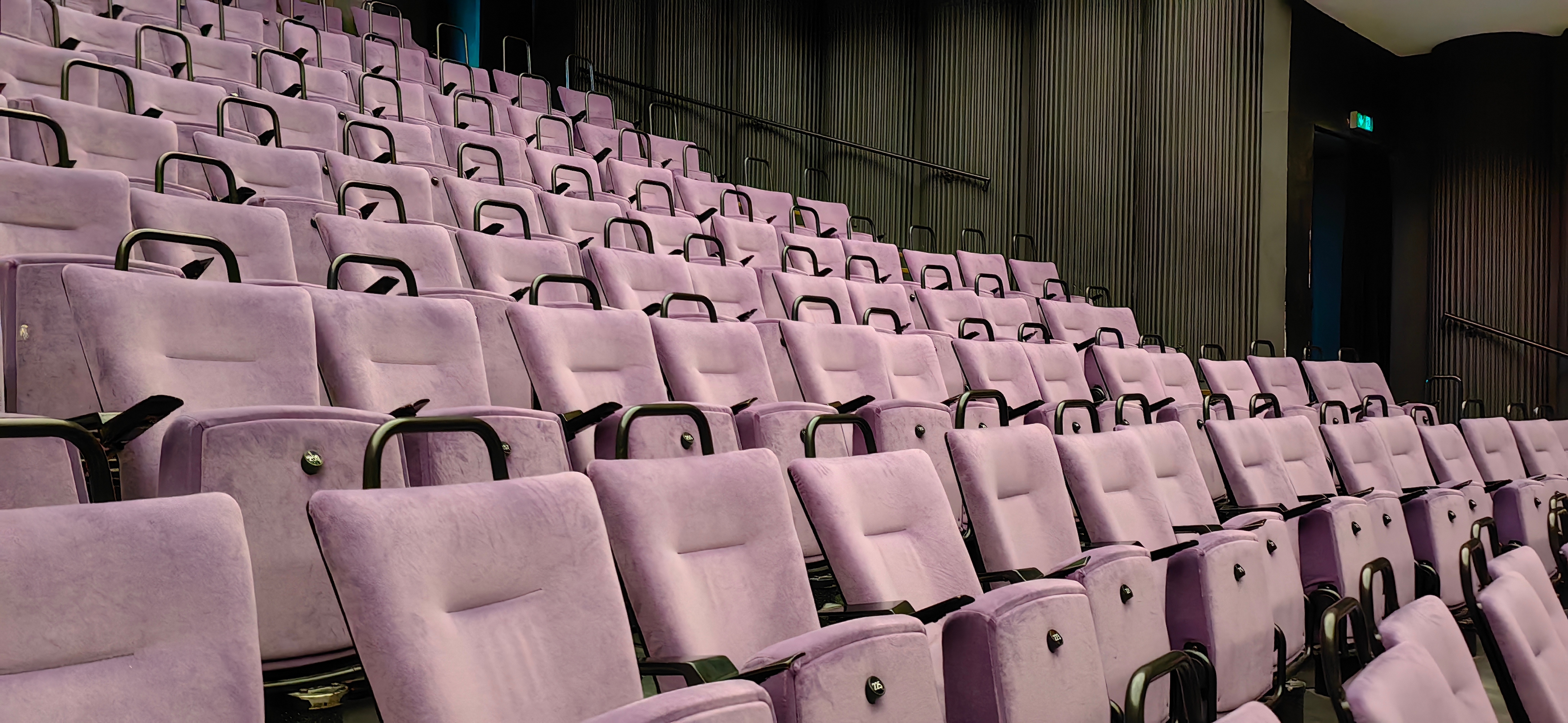Filas de cadeiras no teatro