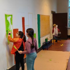 As crianças pintam a parede