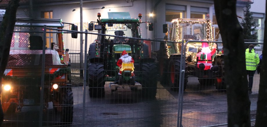 Tractores estacionados em frente à escola