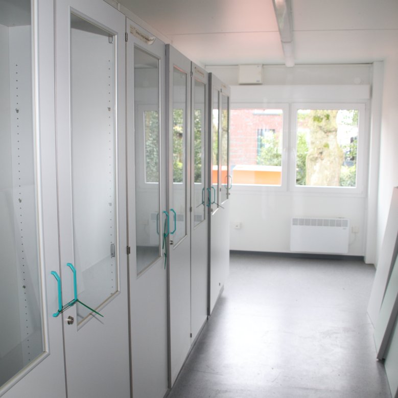 în containere