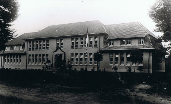 Главное здание школы Бутерланд в 1929 году