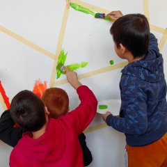 Дети расписывают стену