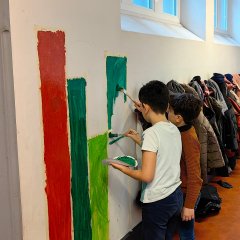 Дети расписывают стену