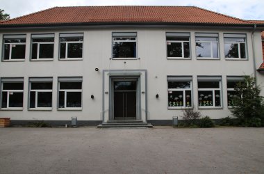 pohľad na budovu starej školy spredu