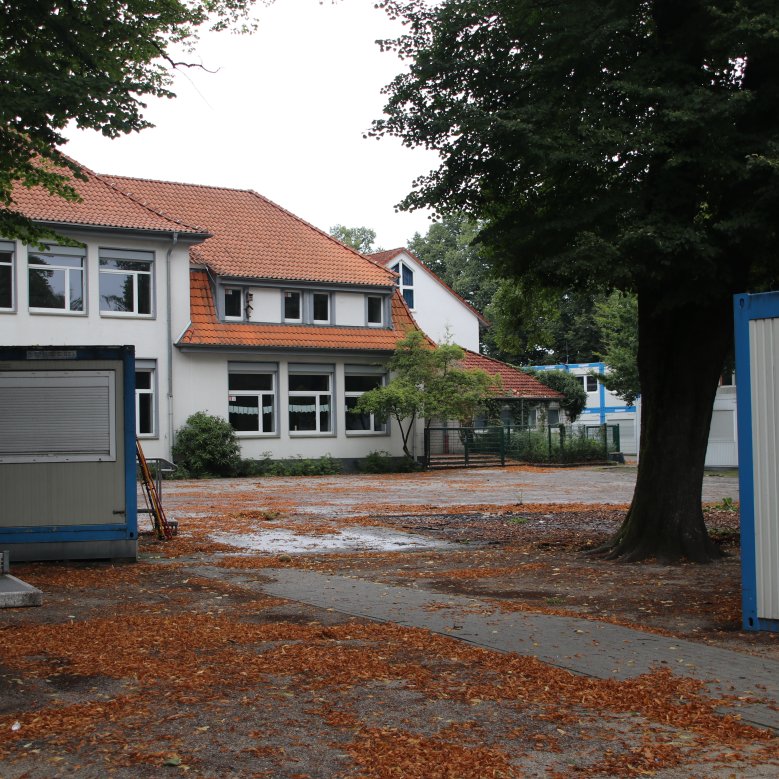 Na šolskem dvorišču je ostalo le še nekaj zabojnikov