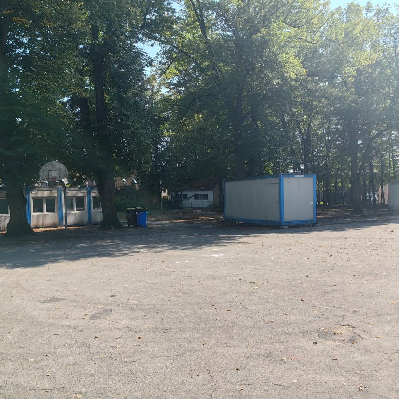 skoraj prazno šolsko dvorišče