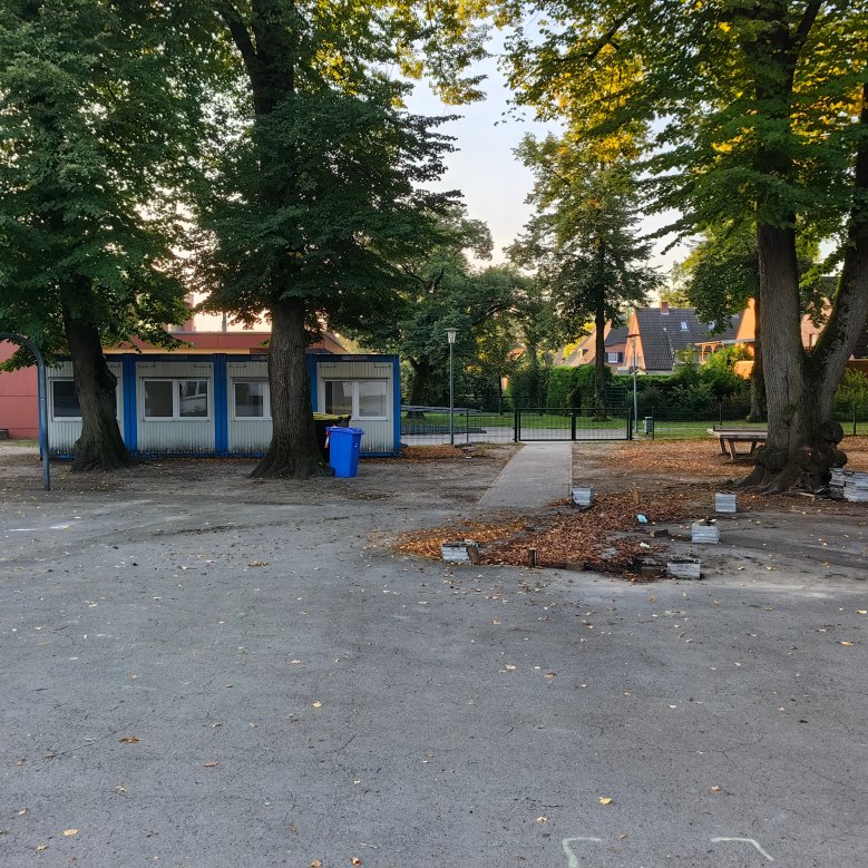 Na šolskem dvorišču je ostalo le še nekaj zabojnikov