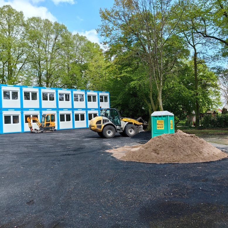 framför containrarna