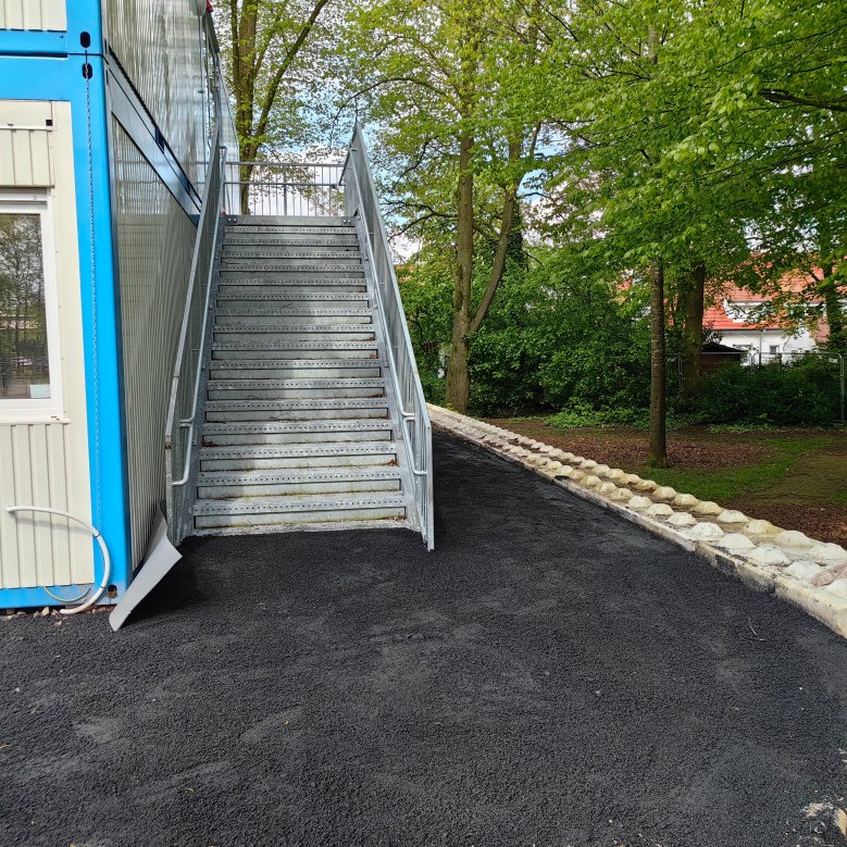 framför containrarna