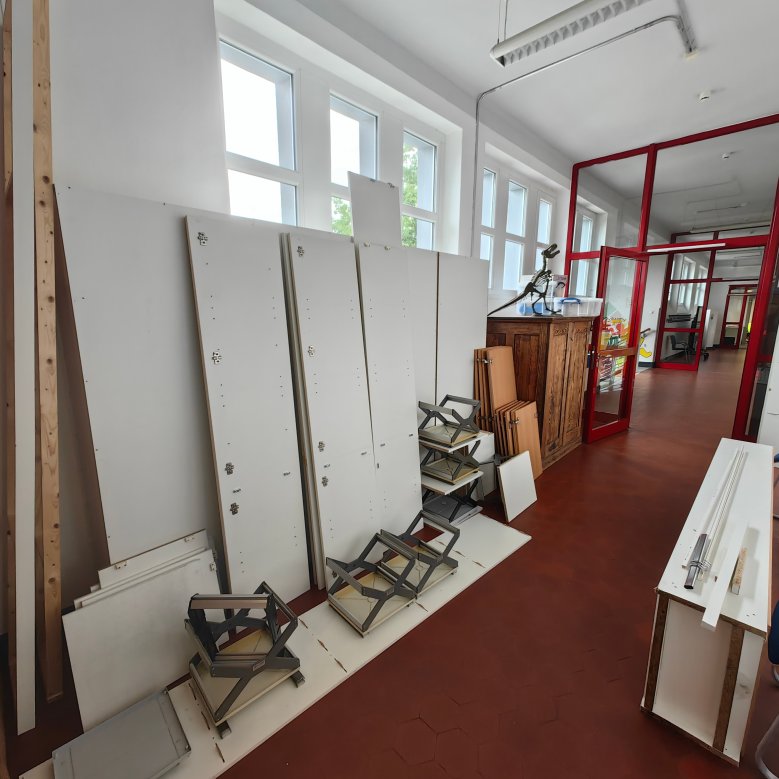 Nedmonterade skåp i hallen