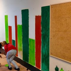 Barn målar väggen