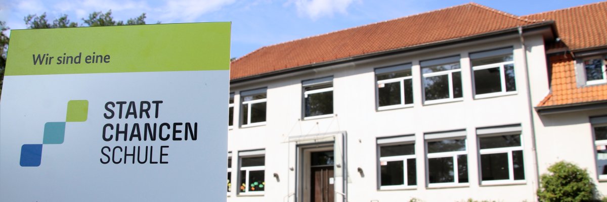 Plakett i förgrunden av den gamla byggnaden