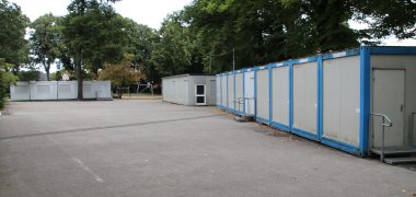 Okul bahçesindeki konteyner