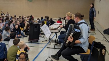 Kinder singen in der Turnhalle