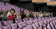 Die Kinder stehen im Theater