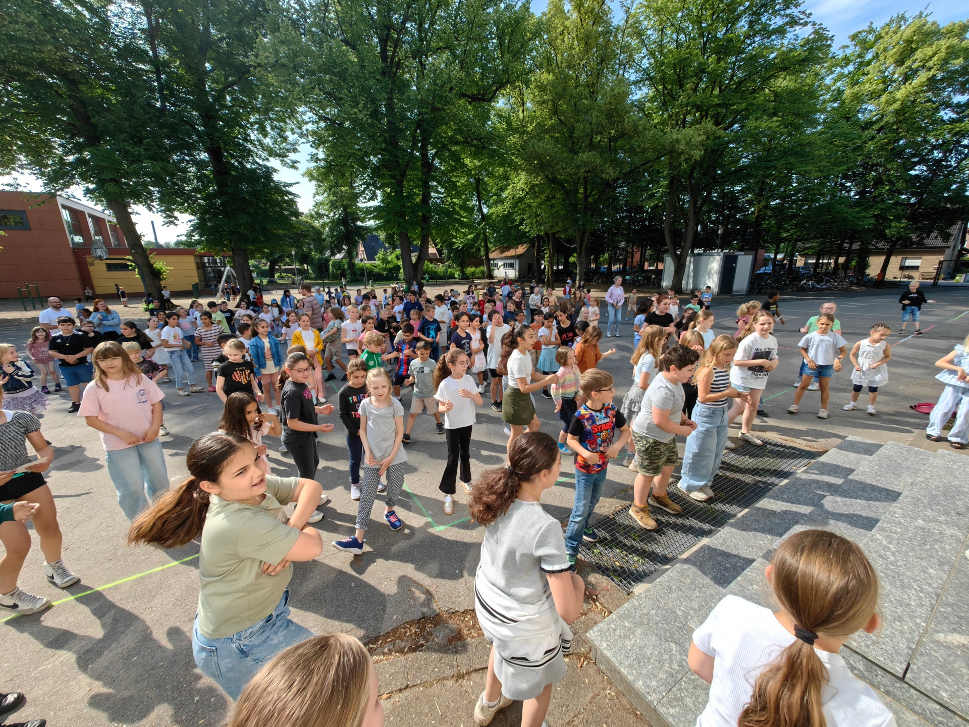 Kinder tanzen gemeinsam im Sonnenschein