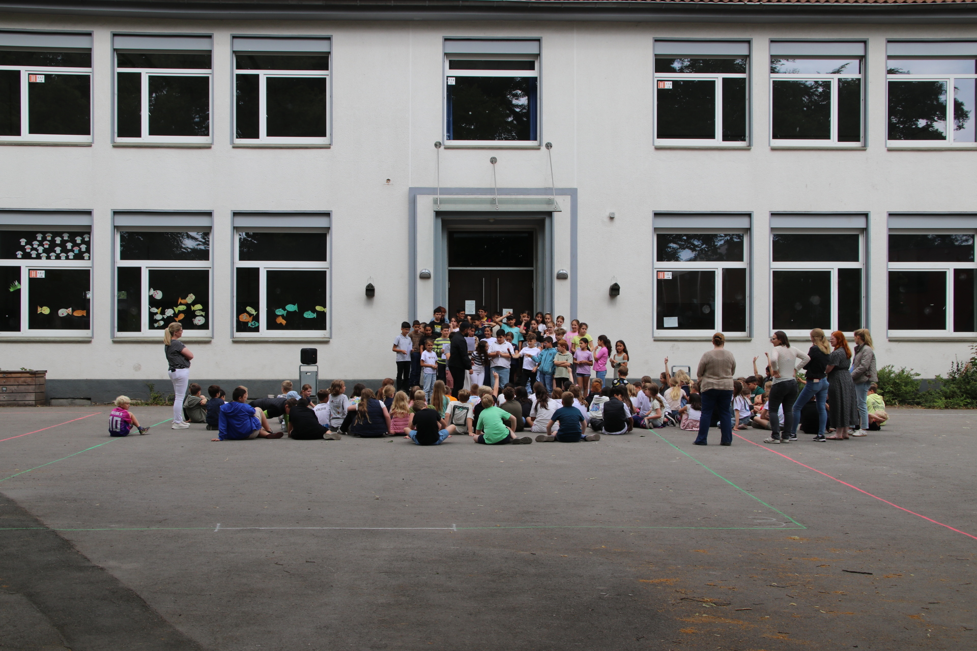 syrisch-orthodoxe Kinder stehen auf den Stufen und die anderen Kinder sitzen vor ihnen