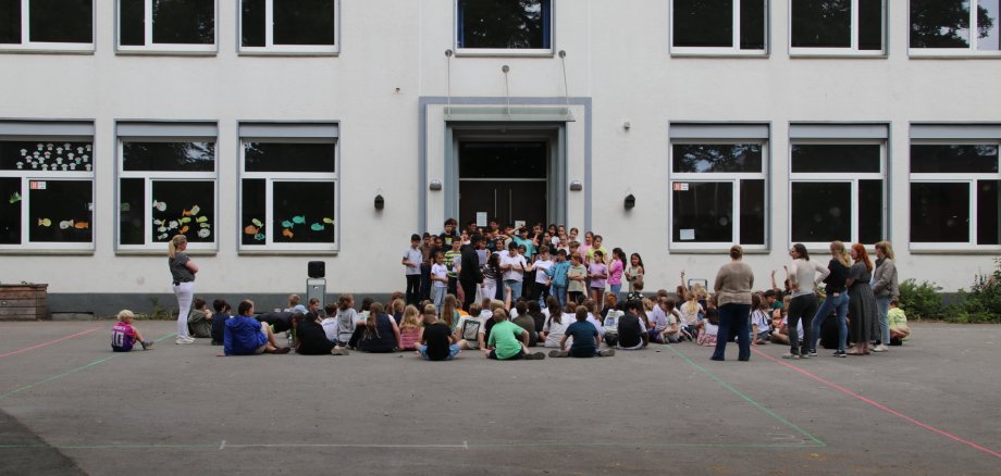 syrisch-orthodoxe Kinder stehen auf den Stufen und die anderen Kinder sitzen vor ihnen