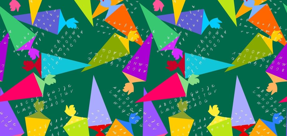 bunte Schultüten mit Alphabet im Vordergrund